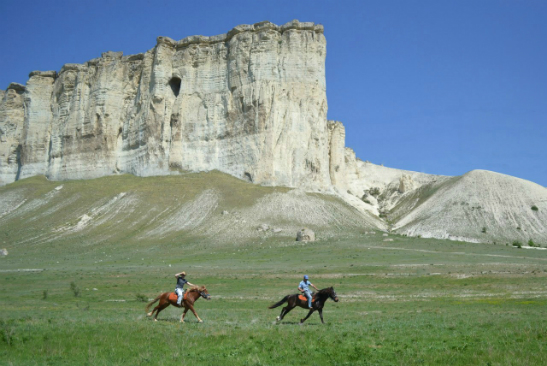 Белая скала АК Кая лошади